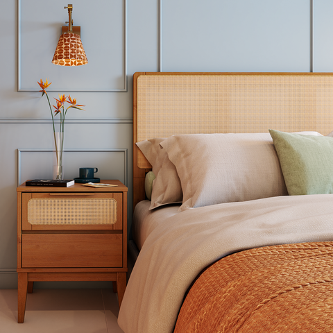 Mesa de Cabeceira 2 Gavetas Madeira Maciça com Telinha Rattan Viena Mel