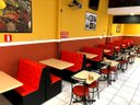 Ver imagem 2 de POLTRONA BOOTH 1,10 ACENTO E ENCOSTO 55 VERMELHO CAPITONE COSTURADO. BASE PRETO