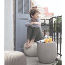 Ver imagem 4 de Conjunto Cozy Seat Keter – 2 Pufes + 1 Mesa Baú com Textura Tricô