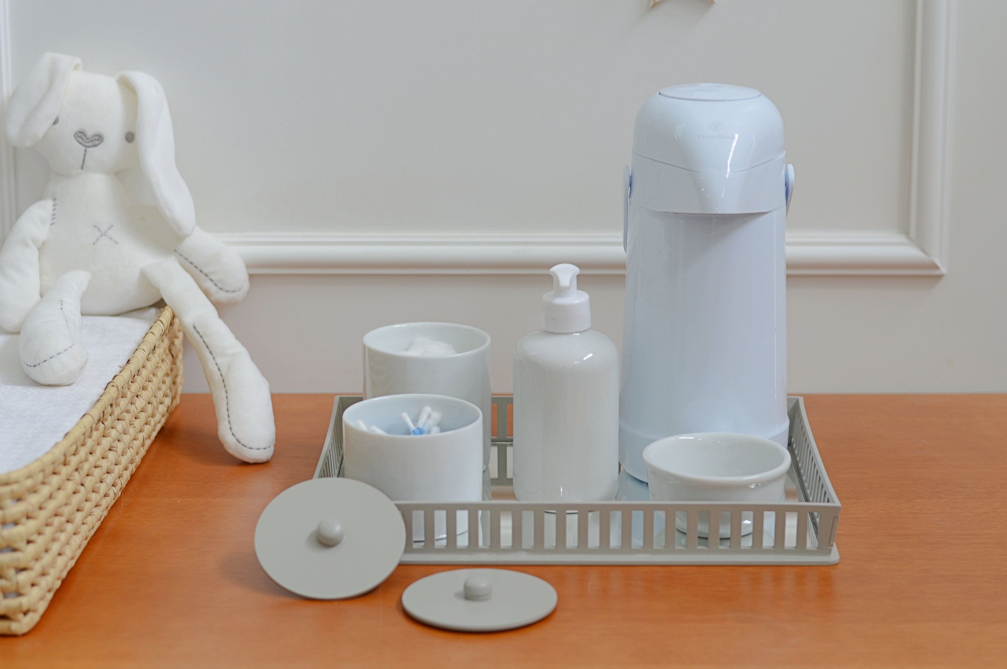 Kit Higiene Porcelana Bebê Bandeja Cinza + Térmica 500 Ml Maternidade - 12