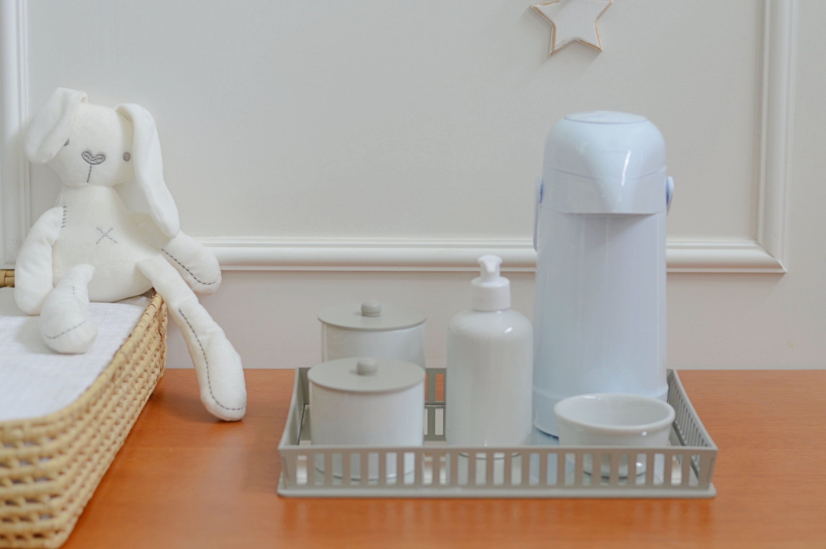 Kit Higiene Porcelana Bebê Bandeja Cinza + Térmica 500 Ml Maternidade - 8