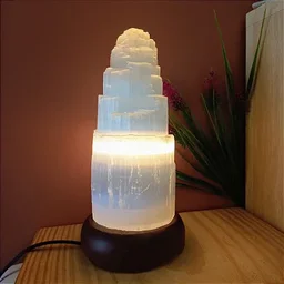 Luminária Selenita Bruta 20cm - Base de Madeira Escura - Bivolt - 1