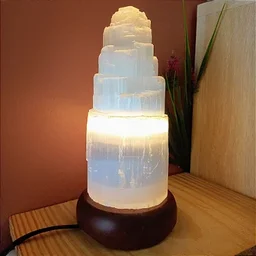 Luminária Selenita Bruta 20cm - Base de Madeira Escura - Bivolt - 2