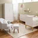 Ver imagem 1 de Kit Quarto Theo - Berço + Cômoda 3 Gav e 1 Porta + Guarda-Roupa 2 Portas + Poltrona Capri com Puff