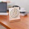 Calendário Permanente Decorativo de Mesa com Base de Madeira e Amostrador Branco - 3