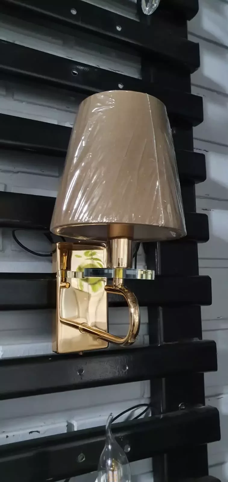 Ver imagem 2 de Arandela Flow Metal Dourado Arcos em Acrílico e Cúpula Bege 1 Braço 1 Lâmpada E14 Tupiara