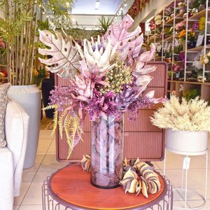 Arranjo de Flores Artificiais com Proteas, Folhas de Guiambé e Gipsofila 67cm | Beleza Atemporal For