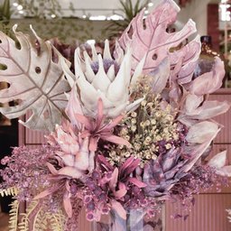Arranjo de Flores Artificiais com Proteas, Folhas de Guiambé e Gipsofila 67cm | Beleza Atemporal For - 5
