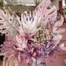 Arranjo de Flores Artificiais com Proteas, Folhas de Guiambé e Gipsofila 67cm | Beleza Atemporal For - 5