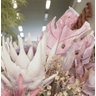 Arranjo de Flores Artificiais com Proteas, Folhas de Guiambé e Gipsofila 67cm | Beleza Atemporal For - 4