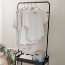 Ver imagem 4 de Arara de metal carrinho com 2 prateleiras e rodinhas - Oikos