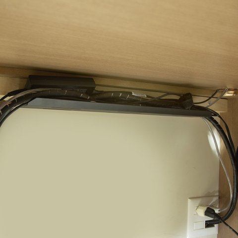 Suporte cabos, fios e fontes lateral, mesas e paredes 80x10 Cm