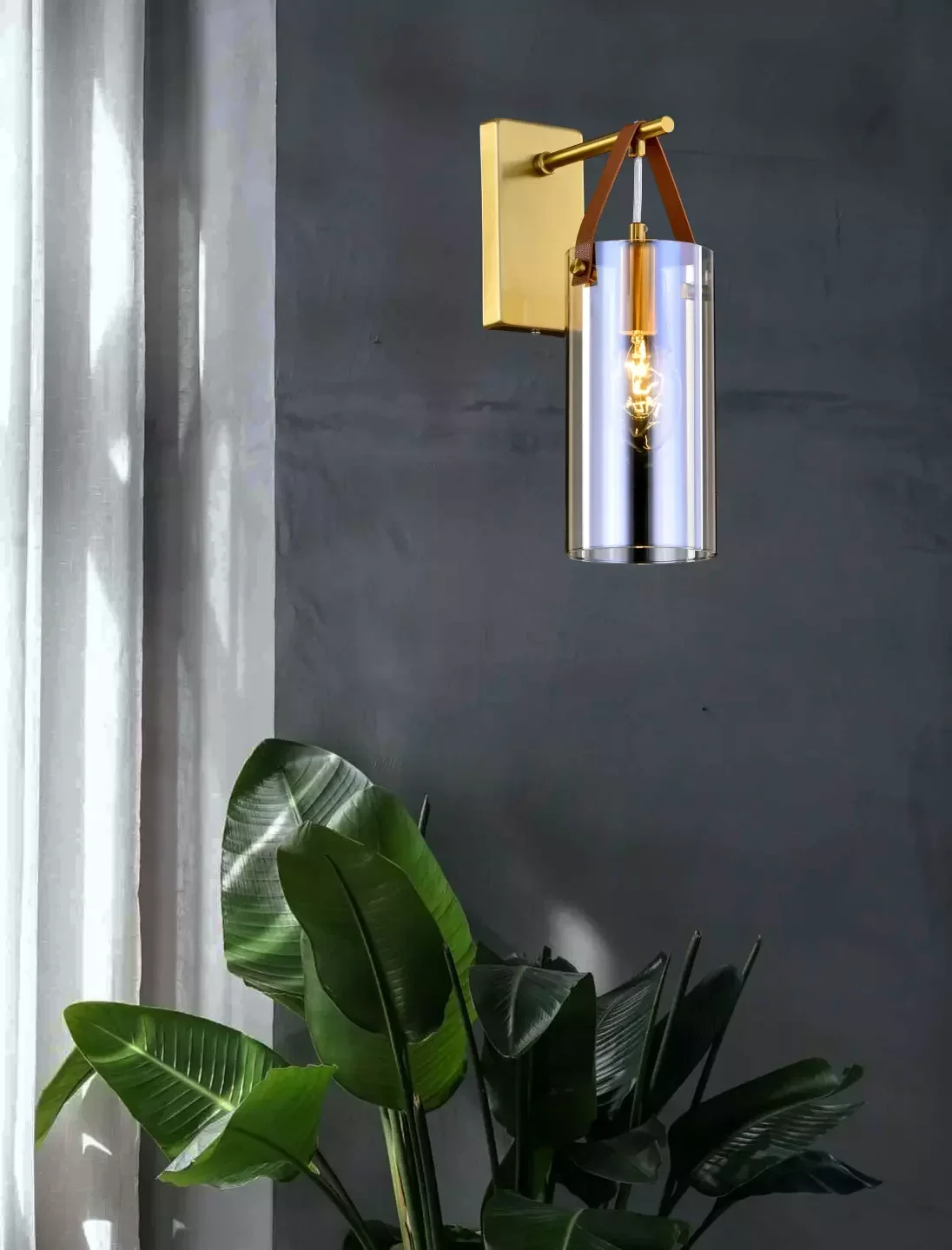 Arandela Coimbra Metal Ouro Pintado Com Vidro Champagne e Tira De Couro Tupiara - 2