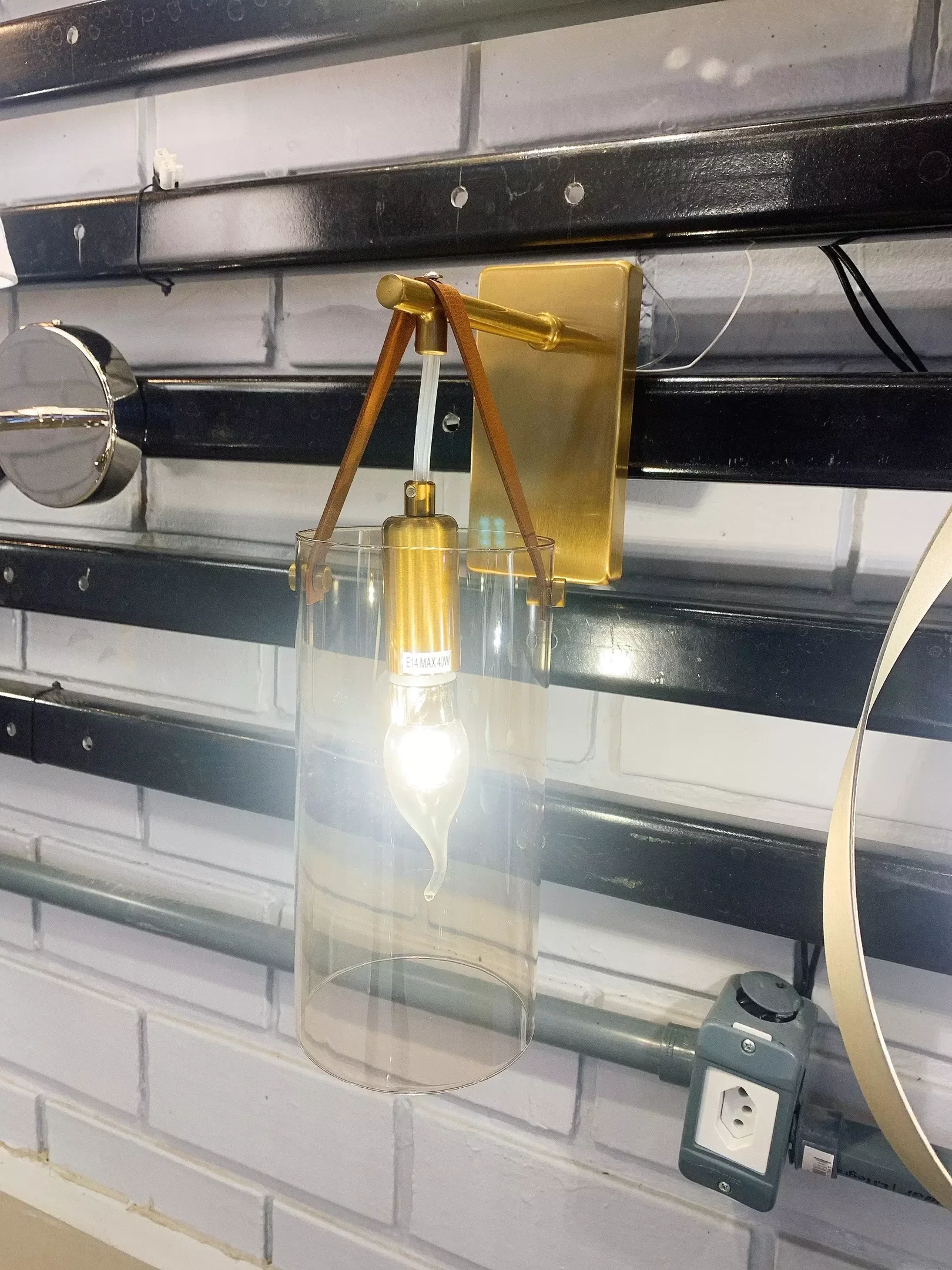 Arandela Coimbra Metal Ouro Pintado Com Vidro Champagne e Tira De Couro Tupiara - 3