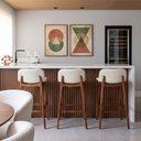 Ver imagem 2 de Kit 03 Banquetas Altas Arabella Madeira Maciça Estofada Encosto Curvo Linho Cru - Desk Design
