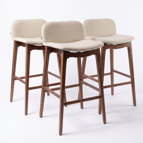 Kit 03 Banquetas Altas Arabella Madeira Maciça Estofada Encosto Curvo Linho Cru - Desk Design
