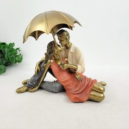 Enfeite Estátua Casal com Guarda Chuva 15x18x11cm Decoração - 2