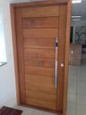 Ver imagem 3 de Porta Pivotante de Madeira Angelim Maciça 2,44x1,18 com Puxador e Fechadura
