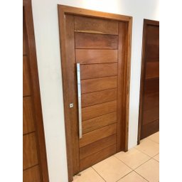Porta Pivotante de Madeira Angelim Maciça 2,44x1,18 com Puxador e Fechadura - 2