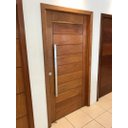 Ver imagem 2 de Porta Pivotante de Madeira Angelim Maciça 2,44x1,18 com Puxador e Fechadura