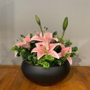 Ver imagem 3 de Arranjo Grande Centro Mesa Lírio Rosa Artificial Vaso Preto