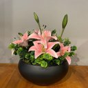Ver imagem 1 de Arranjo Grande Centro Mesa Lírio Rosa Artificial Vaso Preto