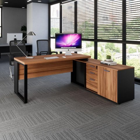 Mesa Industrial 1,50m C/ Armário e Cx de Tomadas Pé Metal F5