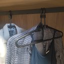 Ver imagem 3 de 12 Cabides de Roupas Antifurto Fixos para Hotel Pretos com Alças Anti Roubo
