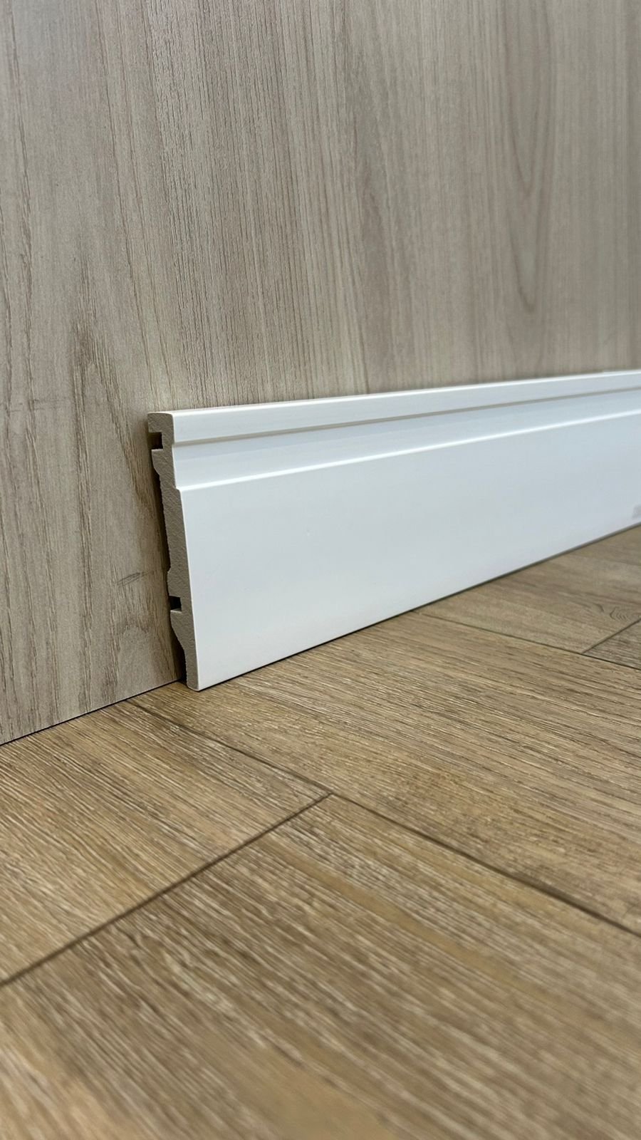 Rodapé de Poliestireno Branco com Friso 240x10cm - 4