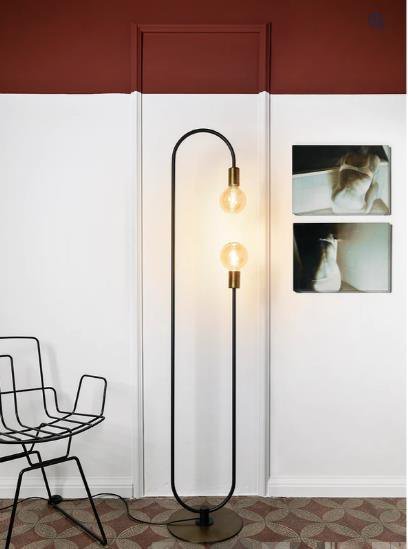 Luminária de chão moderna slim curva para 2 lâmpadas E-27 - Cor preta com detalhes em dourado - 1