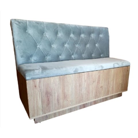 Poltrona Booth 1,10cm Veludo Cinza Capitone Costurado Base Amadeirada
