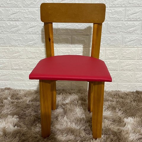Cadeira Infantil de Madeira com Estofado:vermelho