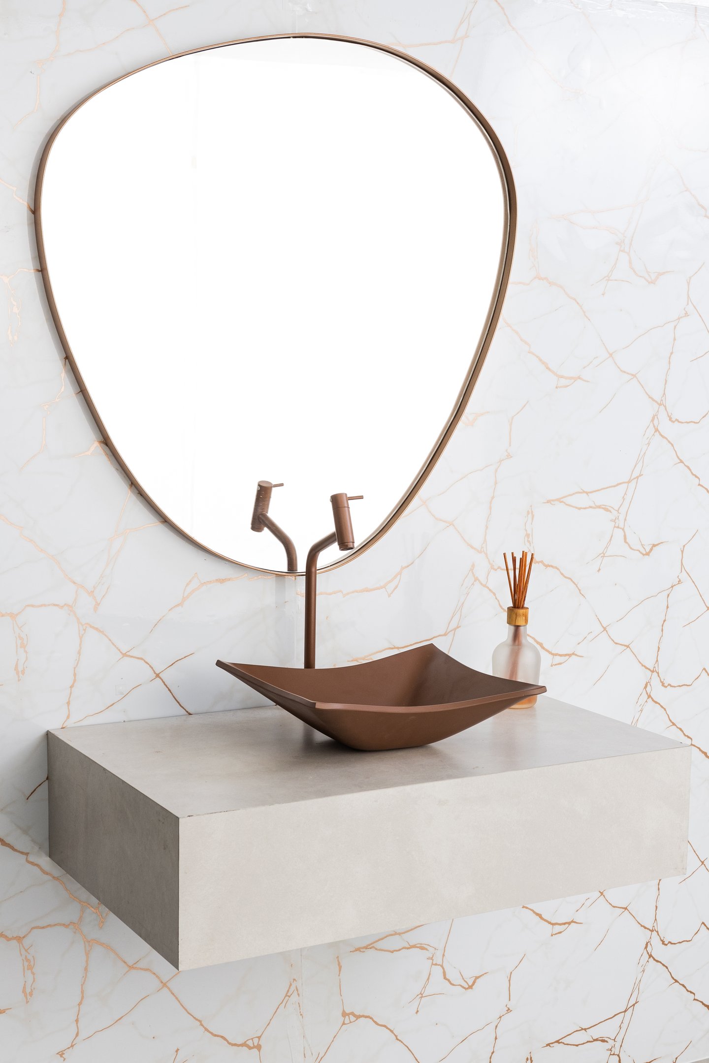 Espelho Orgânico Com Moldura Em Metal Quarto Sala Hall - Bronze - 1