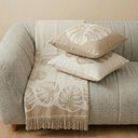 Ver imagem 1 de Kit Manta e Almofadas Decorativas para Sofá Chade Bege - Nexta Casa
