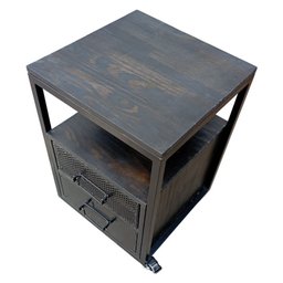 Mesa de Cabeceira de Madeira e Ferro na Cor Preta - com 2 Gavetas e 4 Rodízios - 5