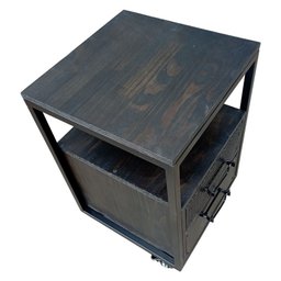 Mesa de Cabeceira de Madeira e Ferro na Cor Preta - com 2 Gavetas e 4 Rodízios - 7