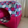 Cama para Cachorro Toca Quadrada em Corino + Poliéster Rosa e Lilás Grande (g) 50 X 50 X 50 Cm - 9