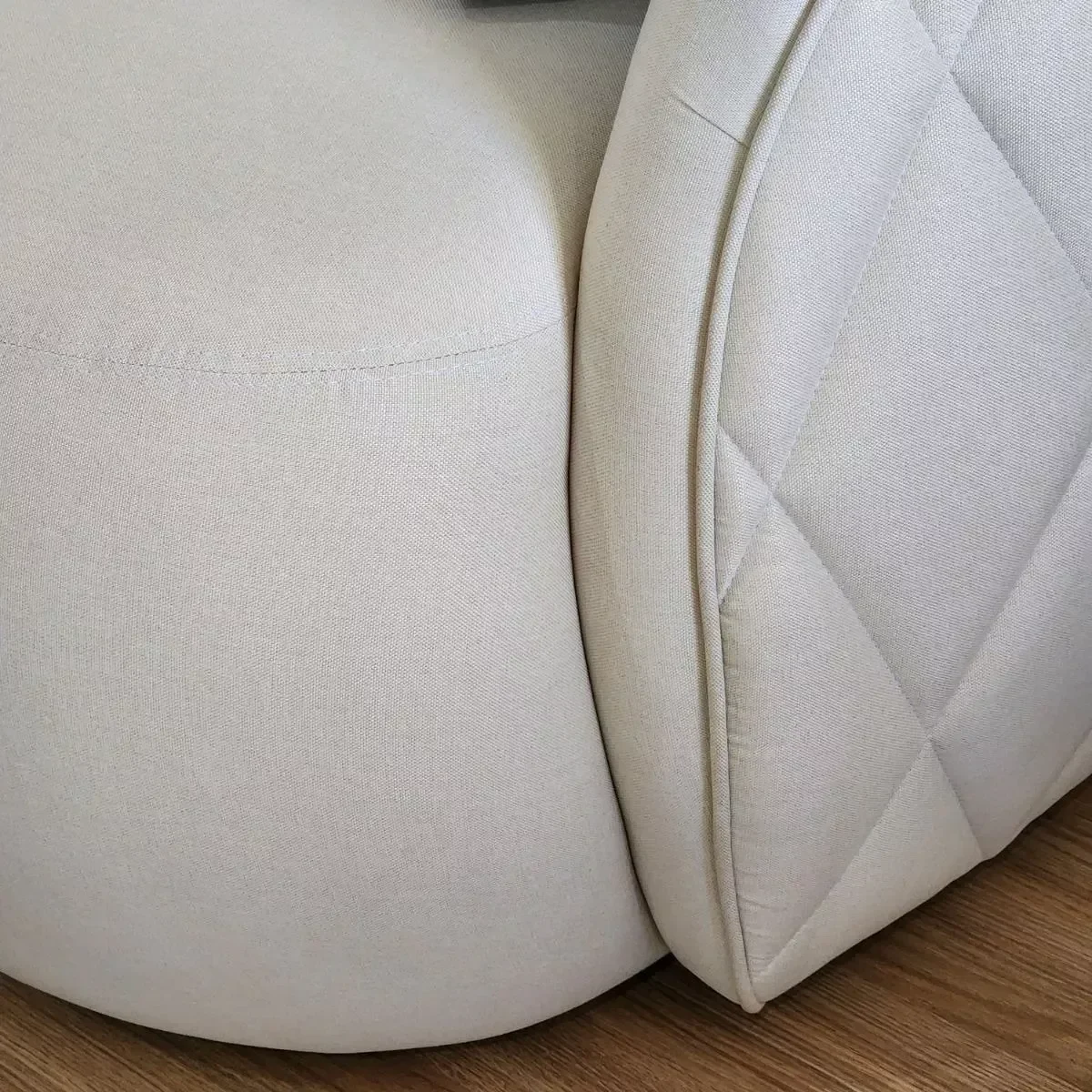 Ver mais imagens de Conjunto Sofá e Poltrona Estilo Curvo Orgânico em Linho Bege com Almofadas Euphoria Larbelle
