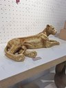 Ver imagem 3 de Escultura Decorativa Leoa em Poliresina Dourada 50cm 17525 Mart