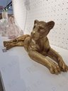 Ver imagem 2 de Escultura Decorativa Leoa em Poliresina Dourada 50cm 17525 Mart