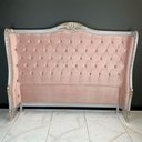Ver imagem 3 de Cabeceira Queen Bergère em Veludo Rosa Claro com Capitonê 155x185x22cm