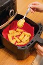 Ver imagem 4 de Forma de Silicone para Airfryer 22cm Mor