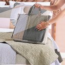 Ver imagem 2 de Kit Cobre Leito Colcha Colby Queen Micropercal 200 Fios Dupla Face C/ Bag 3 Peças - Mateo Geo -