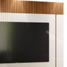 Painel Ripado De TV Para Sala Até 70 Polegadas Off White Marrom Meridian Shop JM - 3