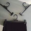 Ver imagem 5 de 20 Cabides Plásticos com Presilhas Preto Lojas Expositor para Saias Bermudas