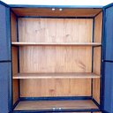 Ver imagem 5 de Cristaleira Industrial 4 Portas de Chapas de Ferro Cor Preta Prateleiras de Madeira Cor Castanheira