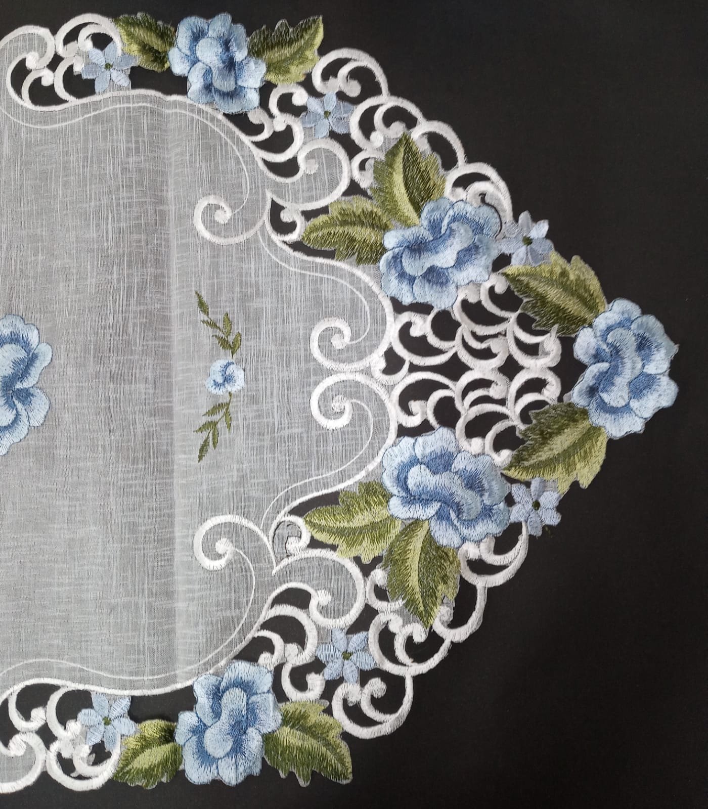 Caminho de Mesa Rendado Atenas Azul/Branco Linha Floral 40x150cm Jolitex - 1