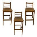 Ver imagem 2 de Kit 3 Banquetas Rubi Nogueira Alta em Madeira Maciça de Eucalipto Encosto em Madeira Corino Caramelo