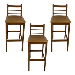 Kit 3 Banquetas Rubi Nogueira Alta em Madeira Maciça de Eucalipto Encosto em Madeira Corino Caramelo - 2 Kit 3 Banquetas Rubi Nogueira Alta em Madeira Maciça de Eucalipto Encosto em Madeira Corino Caramelo - 2