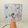 Abajur Mesa Base Cerâmica Rústica e Cúpula Vazada Arabescos Bivolt - 4